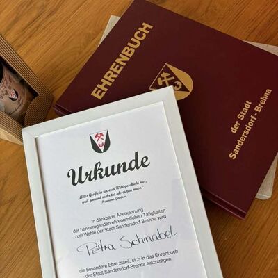 Bild vergr&ouml;&szlig;ern: Die Ehrenurkunde von Petra Schnabel in Nahaufnahme.