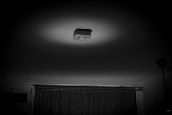 Ein Rauchmelder an einer Decke
