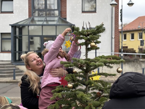 Baumschm&uuml;cken 2025: Kita Pfingstanger als Baumpaten des "Knut" vor dem Rathaus