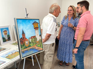 Bild vergr&ouml;&szlig;ern: Hier ist das Bild &raquo;Wasserturm mit Feuerl&ouml;schteich (1970)&laquo; bei einer Ausstellung zu  sehen.