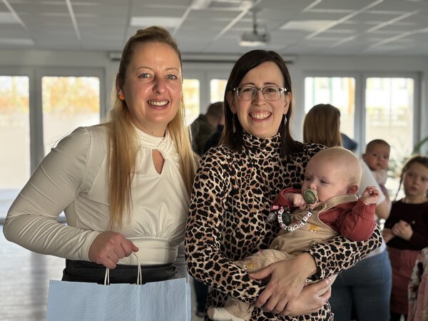Frieda Meta (geb. 8.11.2025) mit Mama Sabrina Richter aus Glebitzsch - Papa Daniel Tobry war beim Fototermin zwar nicht dabei, freut sich aber genauso &uuml;ber das neue Familiengl&uuml;ck.