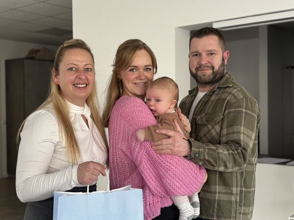 Willkommen in Sandersdorf, Tommi! Der kleine Sonnenschein (geb. 3.12.2025 in Bitterfeld) mit seinen Eltern Marie und Frank - gro&szlig;e Schwester Hannah war beim Fototermin zwar nicht dabei, freut sich aber zu Hause umso mehr &uuml;ber ihren kleinen Bruder.