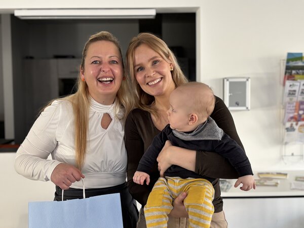 Kleines Wunder, gro&szlig;es Gl&uuml;ck: Constantin (geb. 25.9.2025 in Bitterfeld) mit Mama Christin - Papa Martin und gro&szlig;er Bruder Moritz freuen sich zu Hause in Sandersdorf &uuml;ber ihren neuen Familienzuwachs.