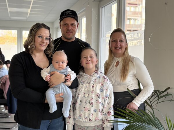 Familienzuwachs in Sandersdorf mit Charme: Mika (geb. 8.11.2025) erobert die Herzen von Mama Sabrina, Papa Steffen und gro&szlig;er Schwester Mariella - die schon jetzt gut auf ihn aufpasst.