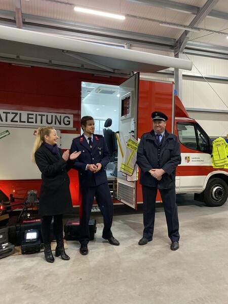 Bürgermeisterin Steffi Syska, Drohnenpillot Manuel Klysch und Stadtwehrleiter Sven Winterling