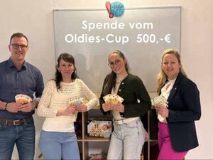 Herr Stelzl &uuml;bergibt das Geld an Sachgebietsleitung Marianne Schneider, Bianca  Gebhardt vom Freizeittreff und B&uuml;rgermeisterin Steffi Syska (von links)