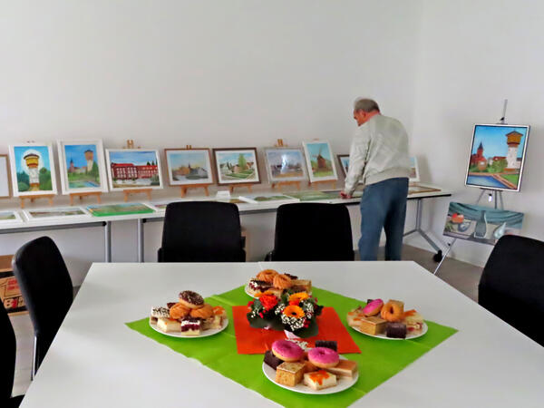 Horst Kunze bereitet seine erste Ausstellung im Treff vor.