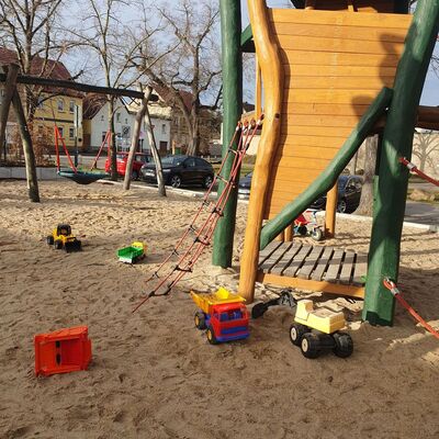 Spielplatz voller Kleinspielzeug
