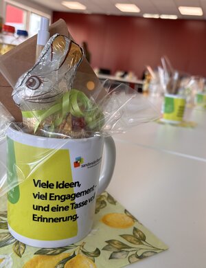 Bild vergr&ouml;&szlig;ern: Ein kleines Geschenk f&uuml;r ein ISEK-B&uuml;rgerrat-Mitglied.