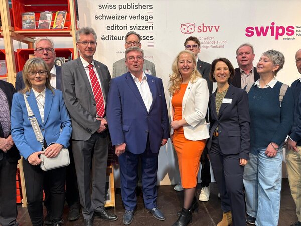 Steffi Syska am Stand der Schweizer Verlage auf der Leipziger Buchmesse.