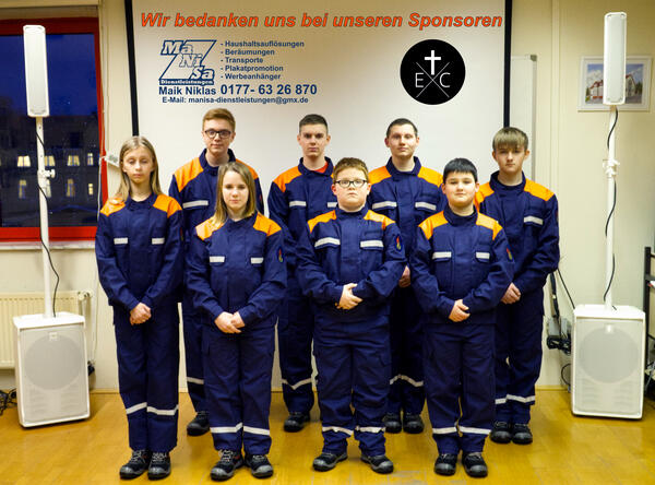 Die Jugendfeuerwehr präsentiert stolz ihre neue Einsatzbekleidung.