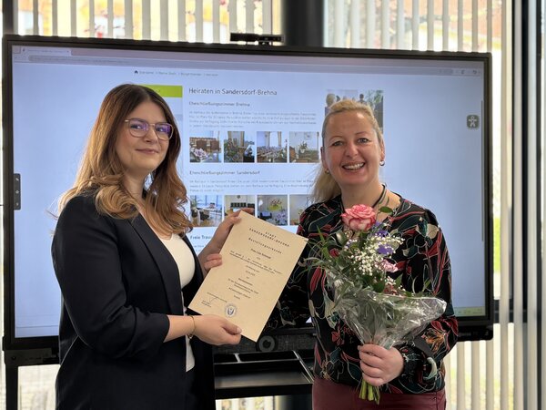 Lisa Schmidt ist die neue Standesbeamtin in Sandersdorf-Brehna. Steffi Syska gratuliert ihr dazu.