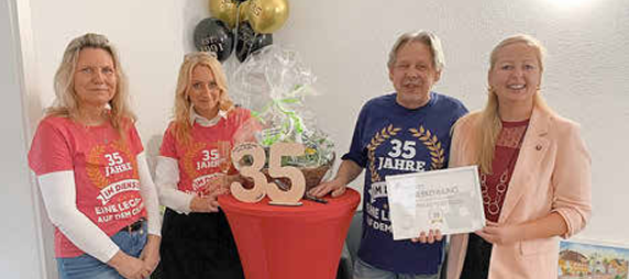 Steffi Syska gratuliert Peter Glass zum 35-j&auml;hrigen Jubil&auml;um.
