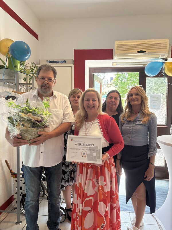 B&uuml;rgermeisterin Steffi Syska gratuliert Dipl.-Med. Andreas Broda und seinem Team zu 35 Jahren Praxisbestehen.