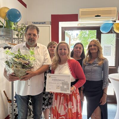 B&uuml;rgermeisterin Steffi Syska gratuliert Dipl.-Med. Andreas Broda und seinem Team zu 35 Jahren Praxisbestehen.