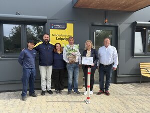 Bild vergr&ouml;&szlig;ern: B&uuml;rgermeisterin Steffi Syska mit Roman Romanow und seinem Team.