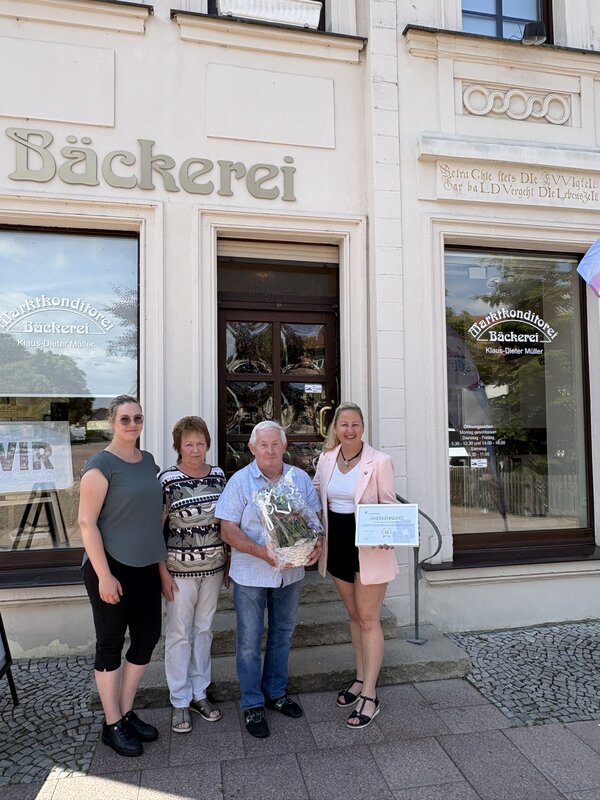 B&uuml;rgermeisterin Steffi Syska gratuliert der Marktkonditorei M&uuml;ller zum 35-j&auml;hrigen Jubil&auml;um.