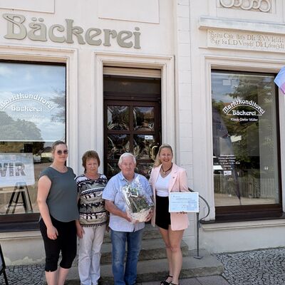B&uuml;rgermeisterin Steffi Syska gratuliert der Marktkonditorei M&uuml;ller zum 35-j&auml;hrigen Jubil&auml;um.