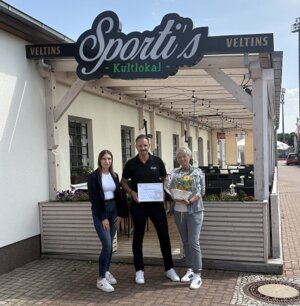 Bild vergr&ouml;&szlig;ern: Wirtschaftsf&ouml;rderin Natalie Dilsner mit Matthias Gro&szlig; und seiner Frau Darja Gro&szlig;.