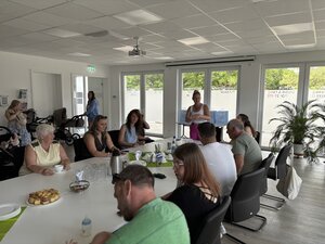 Zu "Hello Baby" am 2. Juli 2026 begr&uuml;&szlig;te B&uuml;rgermeisterin Steffi Syska die kleinsten Einwohner der Stadt.