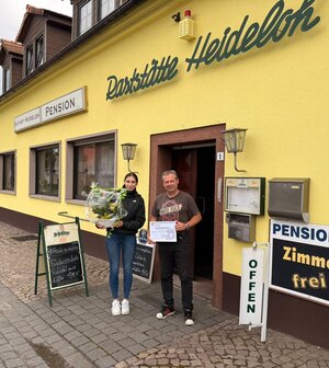 Bild vergr&ouml;&szlig;ern: Inhaber Marko Pilz mit Wirtschaftsf&ouml;rderin Natalie Dilsner.