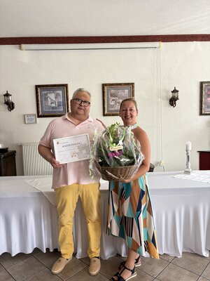 Bild vergr&ouml;&szlig;ern: B&uuml;rgermeisterin Steffi Syska mit Inhaber Heiko Vockrodt zum 25-j&auml;hrigen Jubil&auml;um.