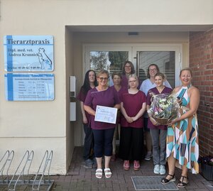 Bild vergr&ouml;&szlig;ern: B&uuml;rgermeisterin Steffi Syska mit Tier&auml;rztin Andrea Krannich und ihrem Team.
