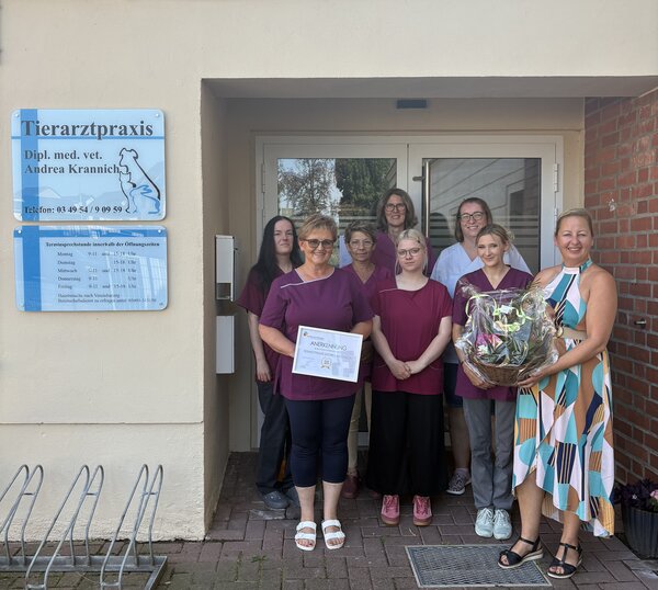 B&uuml;rgermeisterin Steffi Syska mit Tier&auml;rztin Andrea Krannich und ihrem Team.