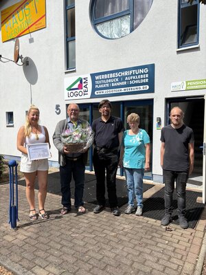 Bild vergr&ouml;&szlig;ern: B&uuml;rgermeisterin Steffi Syska mit Inhaber Harry Reuter und seinem Team.