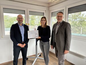 Bild vergr&ouml;&szlig;ern: Frau Dilsner und Herr Bremer mit Herrn Wolbert von der STRABAG AG.