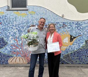 Bild vergr&ouml;&szlig;ern: B&uuml;rgermeisterin Steffi Syska gratuliert Herrn Mei&szlig;ner zum 35-j&auml;hrigen Firmenjubil&auml;um.