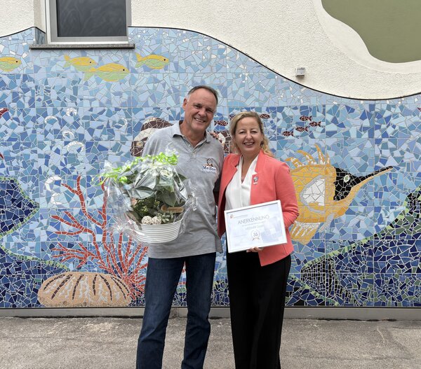 B&uuml;rgermeisterin Steffi Syska gratuliert Herrn Mei&szlig;ner zum 35-j&auml;hrigen Firmenjubil&auml;um.