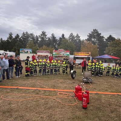 Bild vergr&ouml;&szlig;ern: Ein Teil unserer Sponsoren der Spritzwand f&uuml;r die Brandschutzerziehung