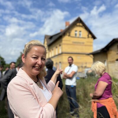 Bild vergr&ouml;&szlig;ern: Saftbahn : B&uuml;rgermeisterin Steffi Syska begleitet Streckenbefahrung und Testfahrt