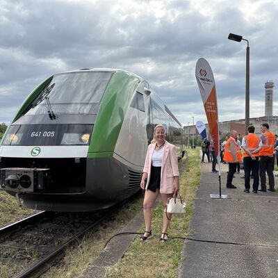 Bild vergr&ouml;&szlig;ern: Saftbahn : B&uuml;rgermeisterin Steffi Syska begleitet Streckenbefahrung und Testfahrt