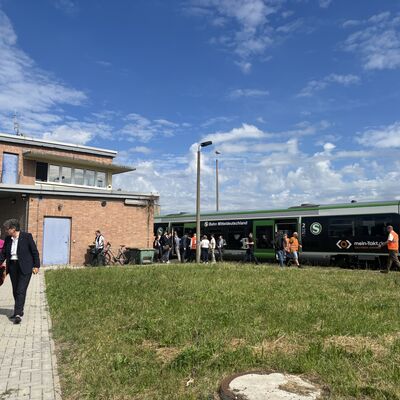 Bild vergr&ouml;&szlig;ern: Saftbahn : B&uuml;rgermeisterin Steffi Syska begleitet Streckenbefahrung und Testfahrt