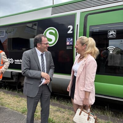 Bild vergr&ouml;&szlig;ern: Saftbahn : B&uuml;rgermeisterin Steffi Syska begleitet Streckenbefahrung und Testfahrt