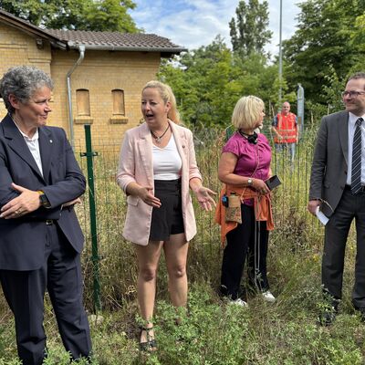 Bild vergr&ouml;&szlig;ern: Saftbahn : B&uuml;rgermeisterin Steffi Syska begleitet Streckenbefahrung und Testfahrt