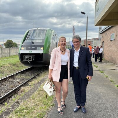 Bild vergr&ouml;&szlig;ern: Saftbahn : B&uuml;rgermeisterin Steffi Syska begleitet Streckenbefahrung und Testfahrt