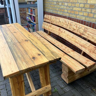 Bild vergr&ouml;&szlig;ern: Neue Sitzgruppe an der B&uuml;cherzelle