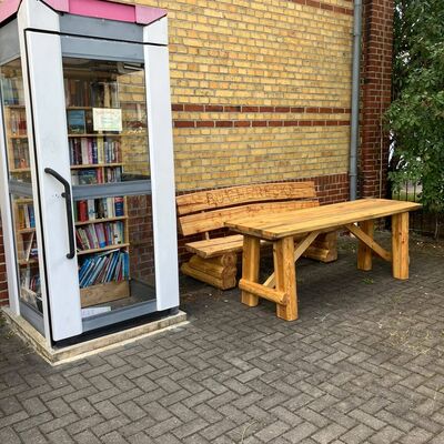 Bild vergr&ouml;&szlig;ern: Neue Sitzgruppe an der B&uuml;cherzelle