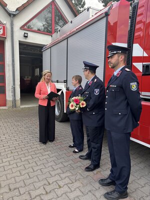 Bild vergr&ouml;&szlig;ern: Steffi Syska ernennt Mareike Deutsch zur  stellvertretenden Ortswehrleiterin in Brehna