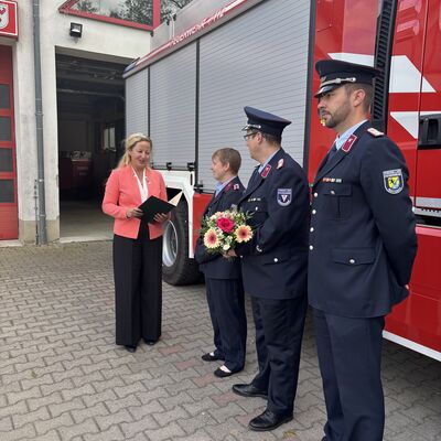 Steffi Syska ernennt Mareike Deutsch zur  stellvertretenden Ortswehrleiterin in Brehna