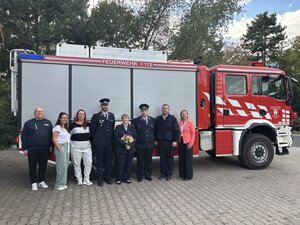 Bild vergr&ouml;&szlig;ern: Neben B&uuml;rgermeisterin Steffi Syska, ihrem Mann, der Stadtwehrleitung waren auch noch  die Mitarbeiterinnen vom Bereich Brandschutz und weitere Familienmitglieder bei der  Ernennung dabei.