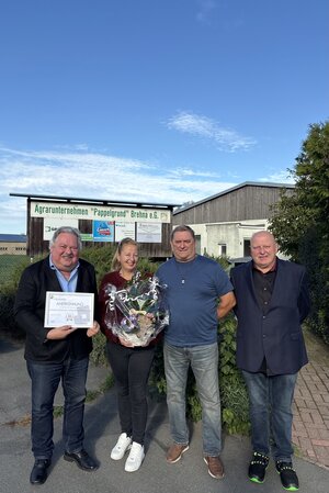 Bild vergr&ouml;&szlig;ern: Vorstandsvorsitzender Uwe Ka&szlig;ner, B&uuml;rgermeisterin Steffi Syska, stellvertretender Vorstandsvorsitzender Dittmar Peukert und Ortsb&uuml;rgermeister von Brehna Bernd Hubert (v. l. n. r.) bei der Gratulation zum 35-j&auml;hrigen Jubil&auml;um.