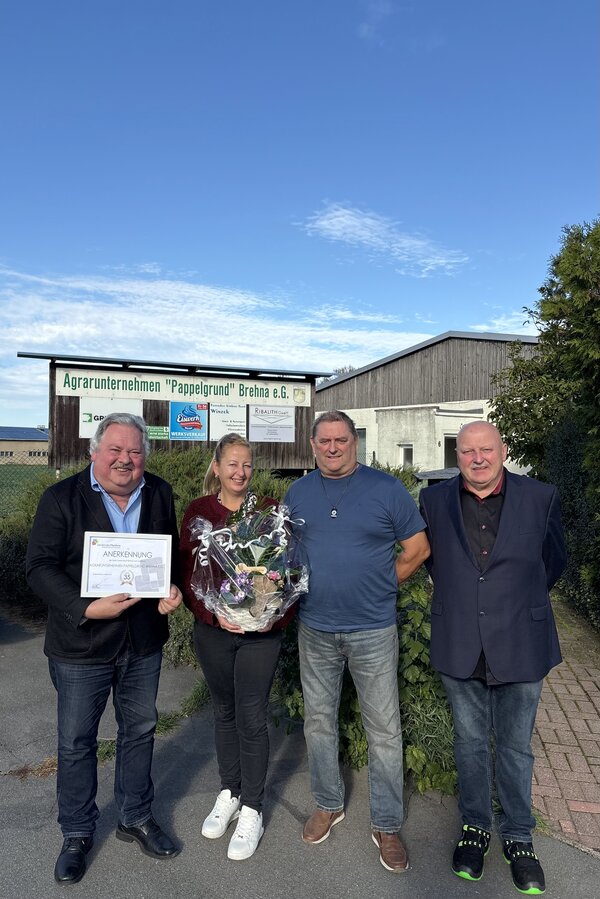 Vorstandsvorsitzender Uwe Ka&szlig;ner, B&uuml;rgermeisterin Steffi Syska, stellvertretender Vorstandsvorsitzender Dittmar Peukert und Ortsb&uuml;rgermeister von Brehna Bernd Hubert (v. l. n. r.) bei der Gratulation zum 35-j&auml;hrigen Jubil&auml;um. 