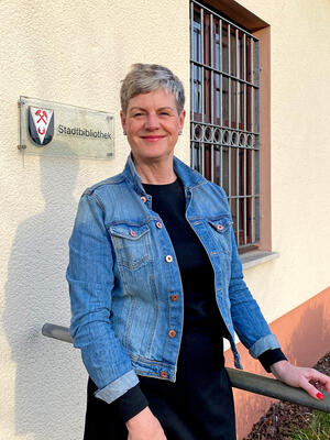 Bild vergrößern: Portrait von Bettina Maul vor der Stadtbibliothek Sandersdorf-Brehna